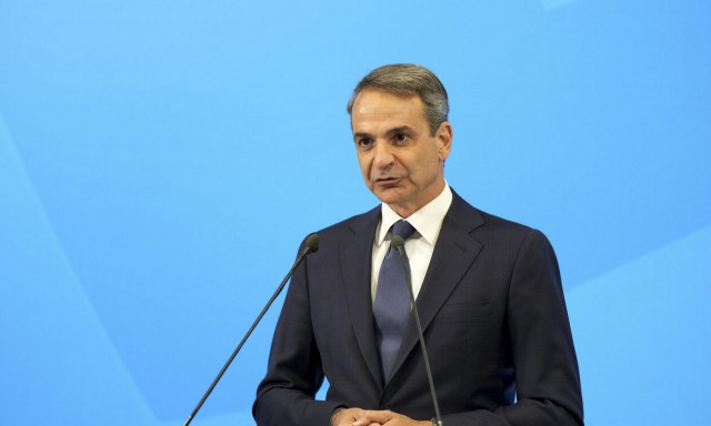 PM Mitsotakis meets with burn victims; discusses additional support measures
