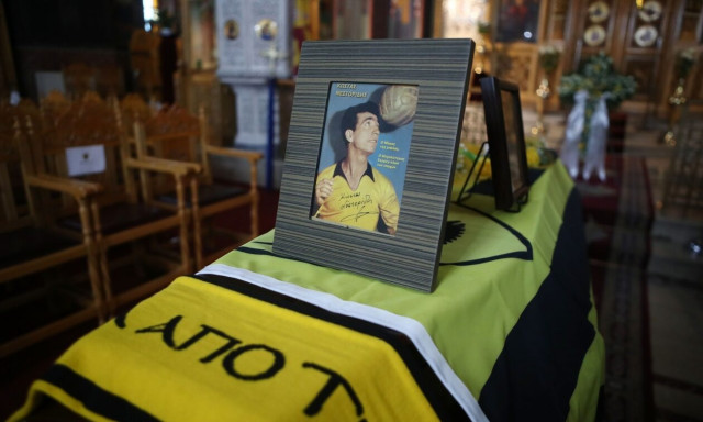 Κώστας Νεστορίδης: Οι φίλοι της ΑΕΚ αποχαιρετούν τον θρυλικό «Νέστορα» - Σε λαϊκό προσκύνημα η σορός