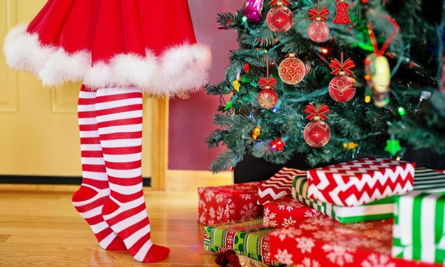 Δέκα celebrities ανοίγουν τα σπίτια τους και μας καλωσορίζουν στα Χριστούγεννα