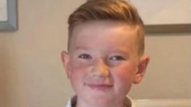 Γαλλία: Επέστρεψε στη γιαγιά του στη Βρετανία ο Άλεξ που είχε απαχθεί από τη μητέρα του