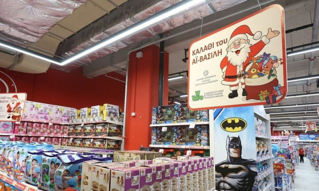 Άδωνις Γεωργιάδης: Στο «καλάθι του Αϊ-Βασίλη» μαζί με τον γιο του Αλκαίο