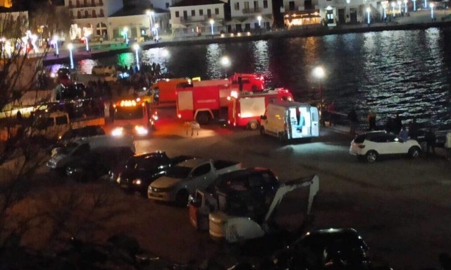 Πύλος: Χωρίς τις αισθήσεις του ανασύρθηκε ο ένας από τους επιβαίνοντες ΙΧ που έπεσε στο λιμάνι