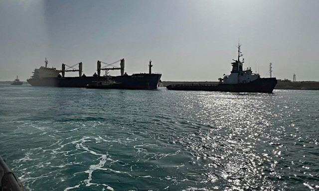 Ναυτιλιακοί «κολοσσοί» σταματούν να χρησιμοποιούν τη Διώρυγα του Σουέζ υπό τον φόβο νέων επιθέσεων