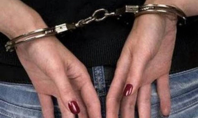 Ομόνοια: Μητέρα έβαζε σκουπίδια και στάχτες πάνω στο παιδί της – Συνελήφθη για τέταρτη φορά