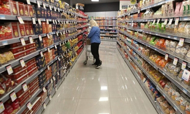 «Βραχνάς» για τους καταναλωτές η ακρίβεια - «6 στους 10 μόλις τα βγάζουν»