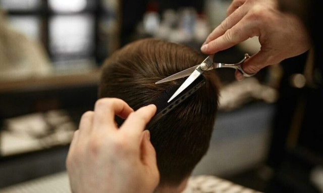 Βριλήσσια: Κάμερες και ναρκωτικά βρήκε η ΕΛΑΣ στο μαγαζί και το σπίτι του «ματάκια» κομμωτή