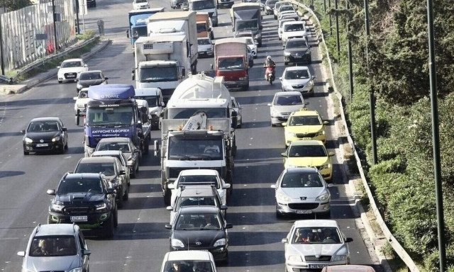 Κίνηση στους δρόμους: Έπεσαν χώματα στην Αττική Οδό - Μεγάλες καθυστερήσεις