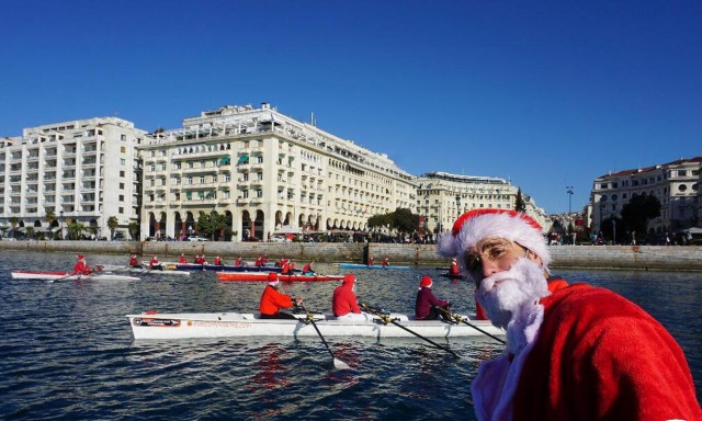 Θεσσαλονίκη: Ο Θερμαϊκός γέμισε... Άγιους Βασίληδες - Δείτε φωτογραφίες