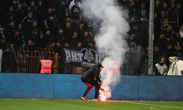 Ιδιοκτήτης ιστιοφόρου αποκαλύπτει: Νεαροί κλέβουν τις φωτοβολίδες και τις παίρνουν στο γήπεδο