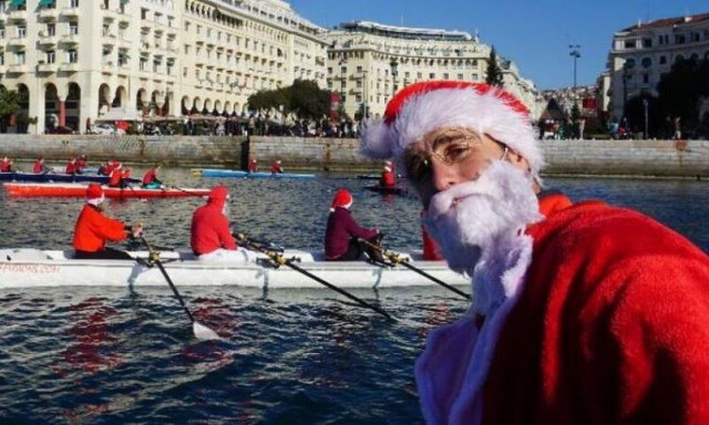 Θεσσαλονίκη: «Κοκκίνισε» από Αγιοβασίληδες ο Θερμαϊκός