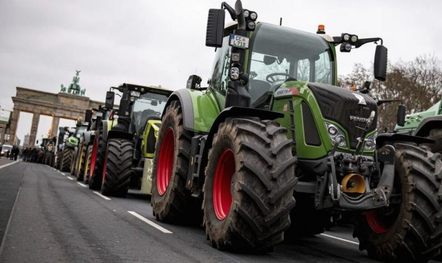 Βερολίνο: Τρακτέρ στην πύλη του Βραδεμβούργου - Οι αγρότες «στριμώχνουν» την κυβέρνηση Σολτς