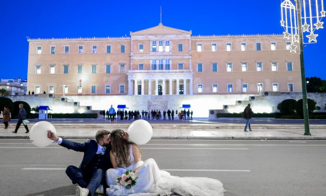 Παντρεύτηκαν και φωτογραφήθηκαν στο Σύνταγμα!