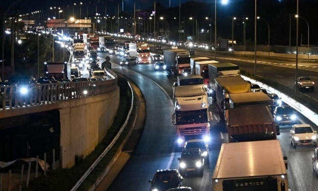 Κίνηση στους δρόμους: «Κόλαση» και ουρές χιλιομέτρων στον Κηφισό