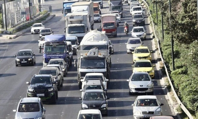 Κίνηση τώρα: «Κόλαση» Κηφισός και Αττική Οδός - Ποιοι δρόμοι είναι στο «κόκκινο»