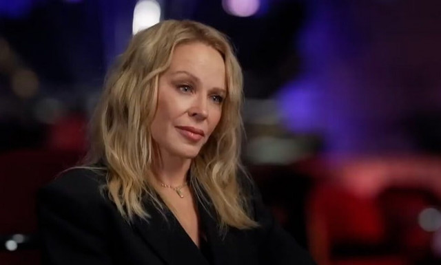 Τα δάκρυα της Κάιλι Μινόνγκ για την μάχη της με τον καρκίνο: «Τραγουδάω για να νιώθω ζωντανή»