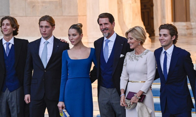 Η χριστουγεννιάτικη κάρτα του Παύλου και της Μαρί Σαντάλ - Χαλαροί σε καλοκαιρινό στιγμιότυπο