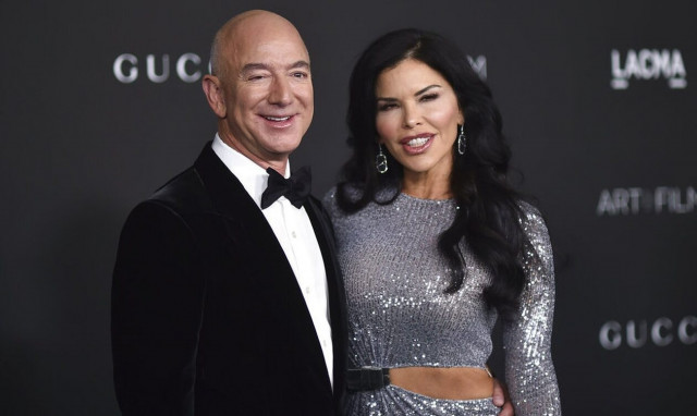 Tζεφ Μπέζος: Ο ξέφρενος χορός της αγαπημένης του πάνω σε τραπέζι - Τα γενέθλιά της στην Καραϊβική