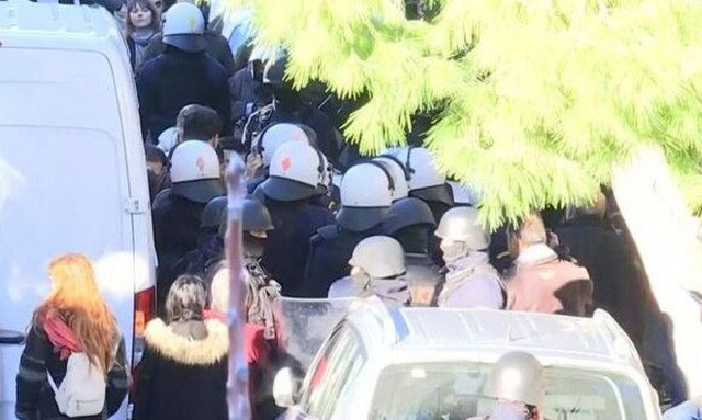 Άνω Πετράλωνα: Επεισόδια μεταξύ κατοίκων και αστυνομικών για έξωση