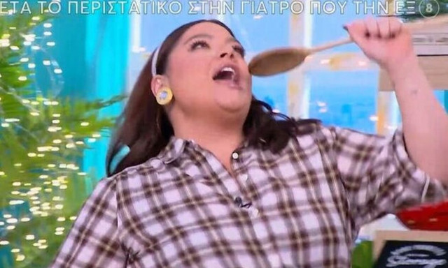 Δανάη Μπάρκα: Τραγούδησε στον τηλεοπτικό αέρα «έρωτα θέλει η ζωή» με κουτάλα μαγειρικής