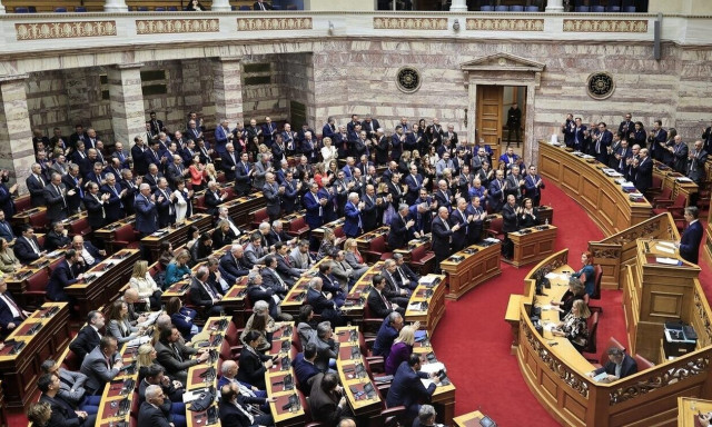 Τροπολογία για αύξηση των αποδοχών των εξωκοινοβουλευτικών υπουργών