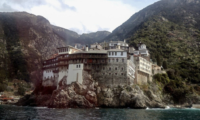 Άγιο Όρος: Αντίθετη η Ιερά Κοινότητα στο γάμο και στην τεκνοθεσία ομόφυλων ζευγαριών