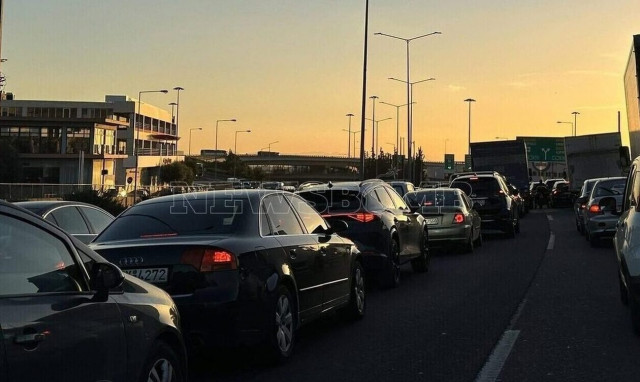 Κίνηση στους δρόμους: «Κόλαση» και ουρές χιλιομέτρων στον Κηφισό - Ποιους δρόμους να αποφύγετε