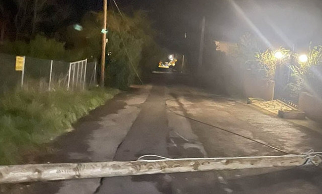 Μάτι: Κολώνα έπεσε πάνω σε αυτοκίνητο – «Ζούμε από τύχη», λένε οι κάτοικοι