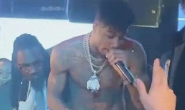 ΗΠΑ: Ράπερ φώναξε στη σκηνή κοπέλα που του πέταξε παγάκια και διέταξε τον ξυλοδαρμό της