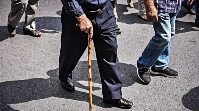 ΕΦΚΑ: Σήμερα καταβάλλονται οι αυξημένες συντάξεις και το έκτακτο «δώρο»