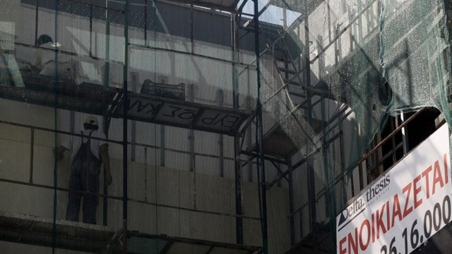 Aδειοδωρόσημο Χριστουγέννων 2023: Καταβάλλεται αύριο σε εργατοτεχνίτες οικοδόμους