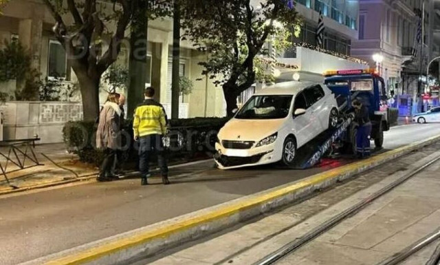 Εικόνες από το τροχαίο τα ξημερώματα κοντά στη Βουλή – Αυτοκίνητο προσέκρουσε σε περίπτερο