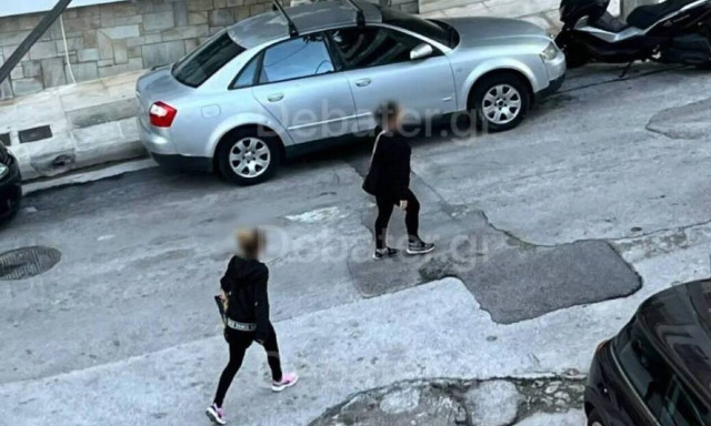 Γυναίκες μπαίνουν σε κοινόχρηστους χώρους πολυκατοικιών και ελέγχουν ποια σπίτια είναι άδεια