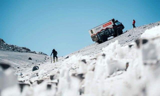 Αυτό το φορτηγό έκανε ρεκόρ υψομέτρου μόνο με ηλιακή ενέργεια