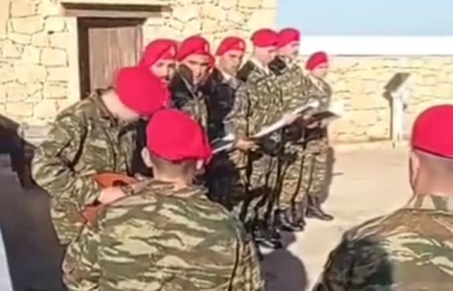 Γαύδος: Έψαλλαν τα κρητικά κάλαντα στον αρχηγό ΓΕΣ – Δείτε το βίντεο