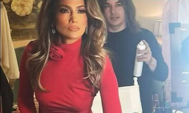 Τζένιφερ Λόπεζ: Κόβει την ανάσα με ένα στενό κόκκινο φόρεμα – Η σέξι στο χριστουγεννιάτικο πάρτι