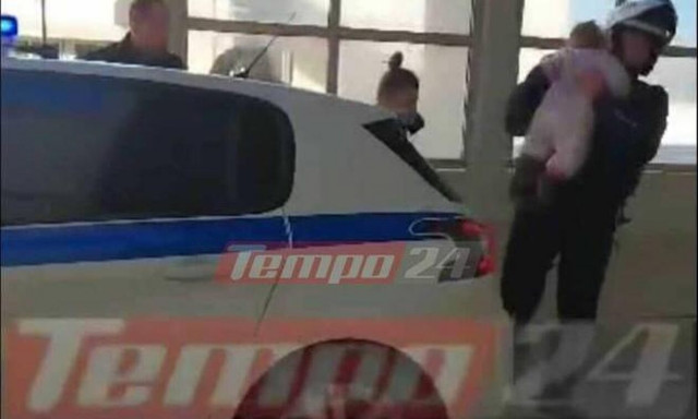 Πάτρα: Συναγερμός στην ΕΛ.ΑΣ. για 20 μηνών κοριτσάκι - Αστυνομικοί το μετέφεραν στο νοσοκομείο