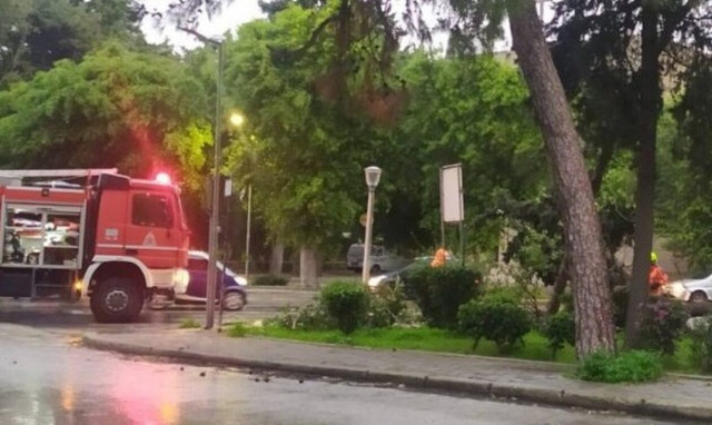 Ισχυρή κακοκαιρία πλήττει τη Ρόδο - Έκκληση στους πολίτες από την Πολιτική Προστασία