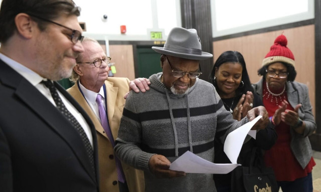 ΗΠΑ: Δικαστήριο αθώωσε έναν 71χρονο - Πέρασε 48 χρόνια στη φυλακή για φόνο που δεν διέπραξε