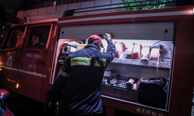Φωτιά σε πολυκατοικία στον Κορυδαλλό: Ένας άνδρας στο νοσοκομείο