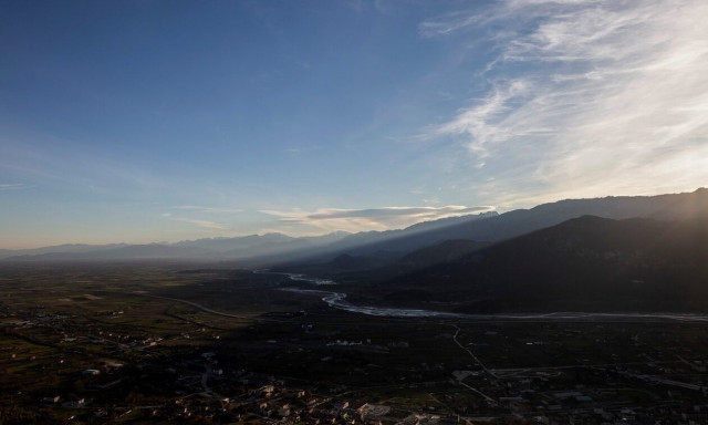 Με βελτιωμένο καιρό η Παρασκευή – Χριστούγεννα με ηλιοφάνεια και μέχρι 21 βαθμούς