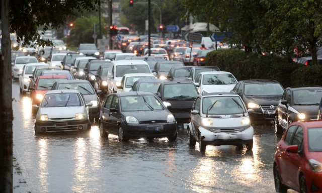 Κίνηση τώρα: Τροχαίο στον Κηφισό και κακοκαιρία έχουν φρακάρει τους δρόμους - Δείτε τα σημεία