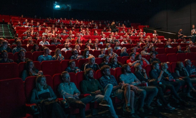 ΔΥΠΑ: Οι προσωρινοί πίνακες ωφελουμένων και αποκλειομένων για τα voucher θεάτρου και σινεμά