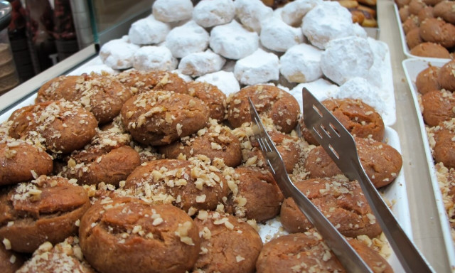 Ακρίβεια: Κουραμπιέδες και μελομακάρονα στη λαϊκή αγορά έως και 50% φθηνότερα