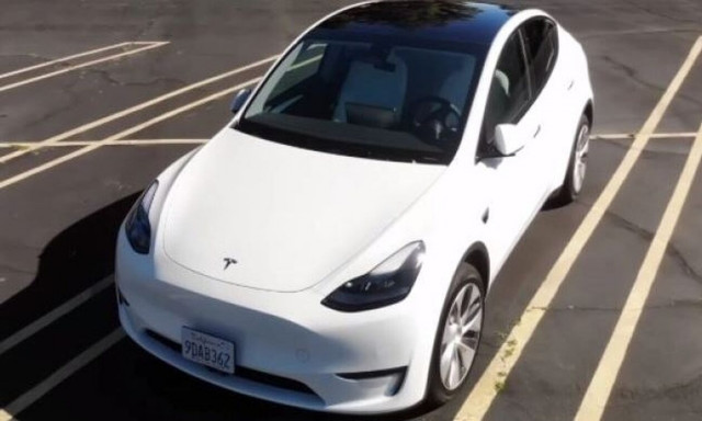 Έξαλλοι οι ιδιοκτήτες Tesla: «Πλήρωσα 13.000 ευρώ μία μέρα αφότου αγόρασα το αυτοκίνητο»