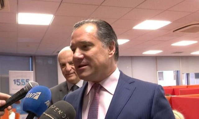 Άδωνις Γεωργιάδης: Αιφνιδιαστική επίσκεψη στο τηλεφωνικό κέντρο του 1555