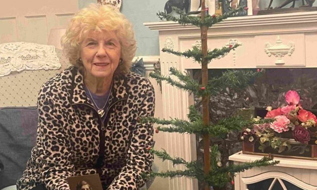 Το «πιο ταπεινό» χριστουγεννιάτικο δέντρο είναι 103 ετών και δημοπρατήθηκε για 4 χιλιάδες ευρώ