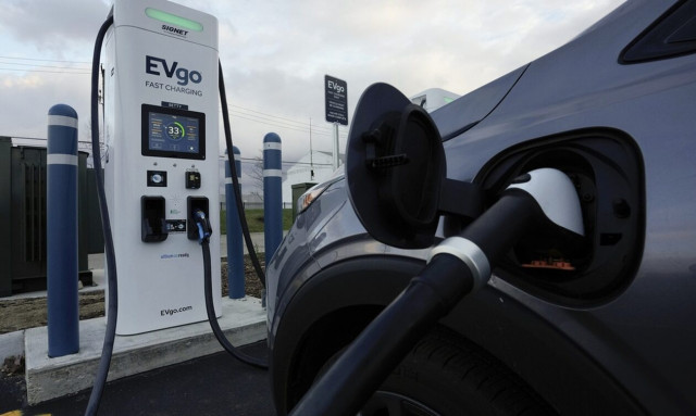 EE: Μεγάλη αύξηση παρουσιάζουν οι πωλήσεις στα ηλεκτροκίνητα αυτοκίνητα