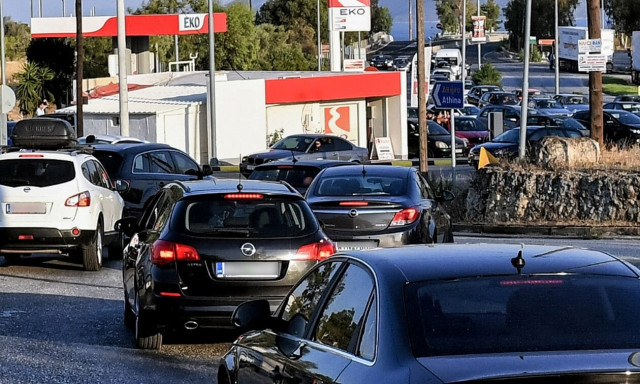 Τροχαίο στην Αθηνών - Κορίνθου κοντά στους Αγίους Θεοδώρους - Κλειστή η δεξιά λωρίδα