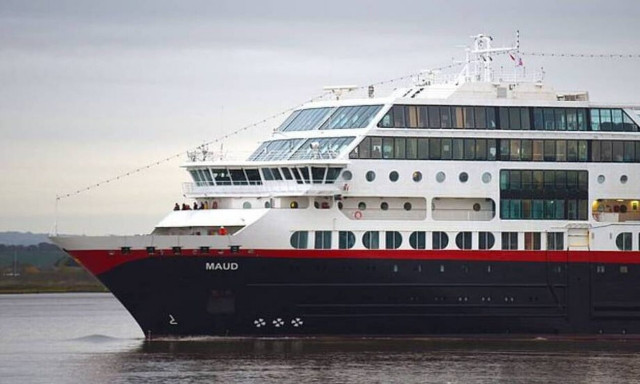 Κρουαζιερόπλοιο πέφτει σε τρικυμία - Τεράστιο κύμα προκαλεί διακοπή ρεύματος (vid)