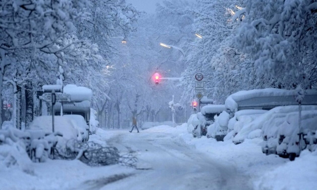 Γερμανία: Χάος στις μετακινήσεις από την κακοκαιρία «Ζόλταν» - Κίνδυνος πλημμύρας στο Αμβούργο
